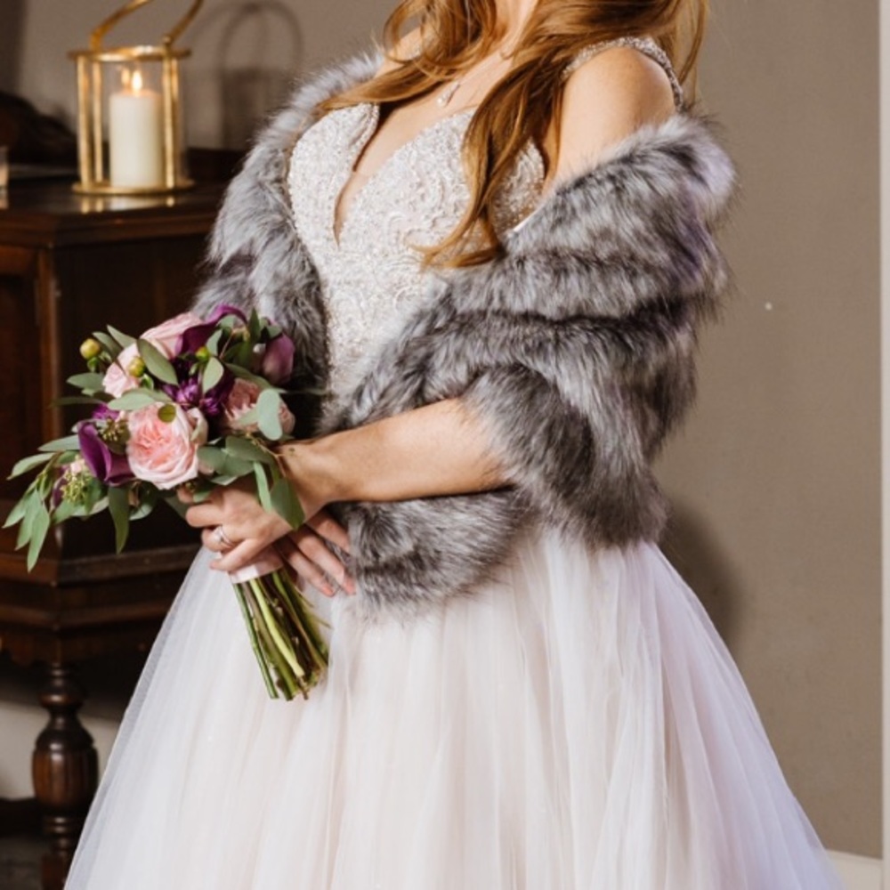 LIKE NEW Faux fur gray shawl